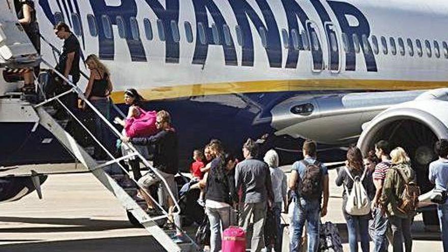 Passatgers embarcant en un avió de Ryanair a Girona.