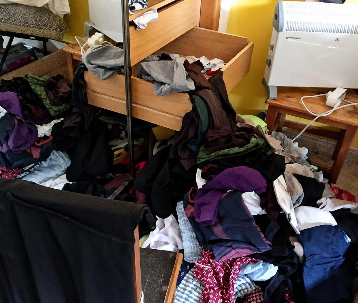Cajones revueltos en una de las viviendas a la que accedieron los ladrones.