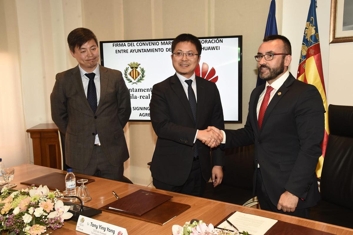 El alcalde, José Benlloch, estrecha la mano con el CEO de Huawei España, Tony Ying Yong, durante la firma del convenio, el 2 de abril de 2019.