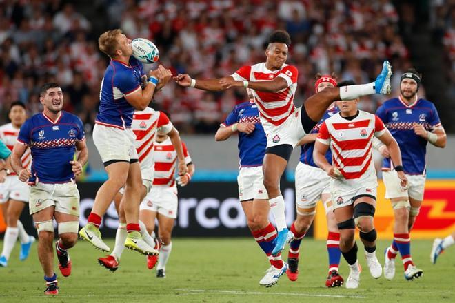 El ala de Japón Kotaro Matsushima (D) salta a por el balón durante el partido entre Japón y Rusia del Mundial de Rugby 2019 disputado en el Estadio Tokyo en Tokio, Japón.