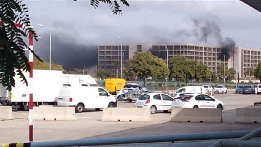 Alarma por un incendio en el parking del aeropuerto de Palma
