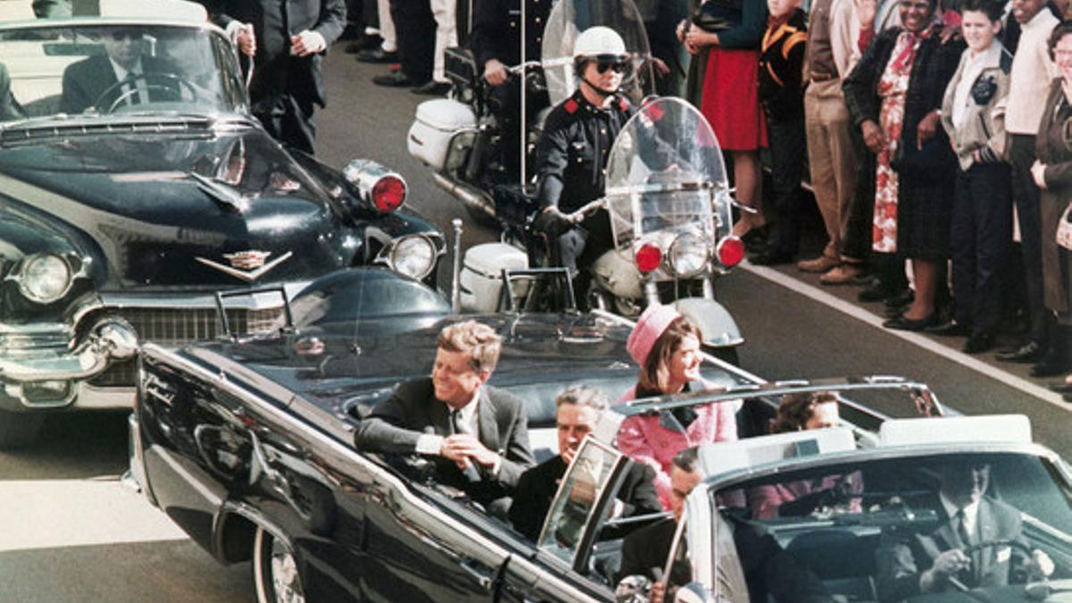 John F. Kennedy, en el coche presidencial poco antes de ser asesinado en Dallas.