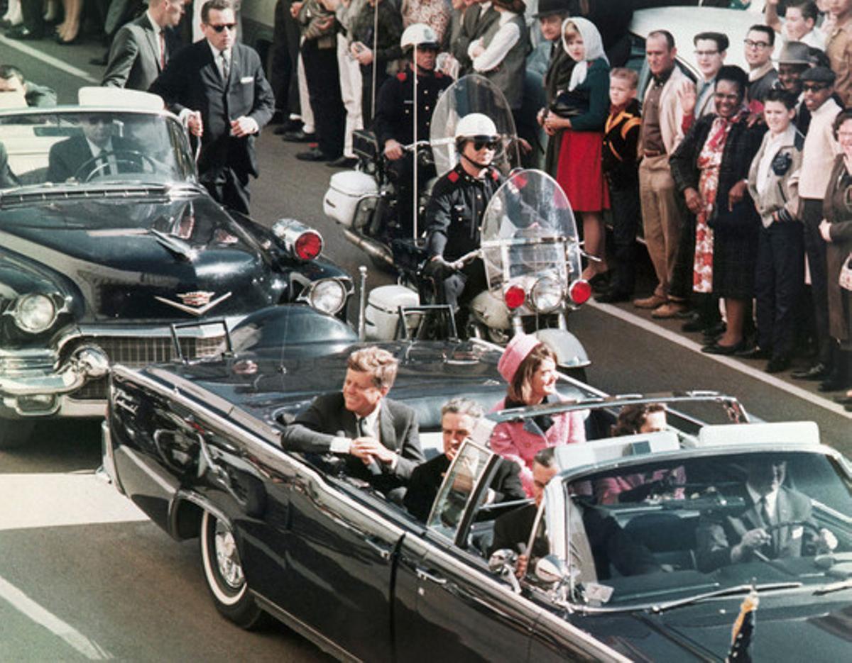 John F. Kennedy, al cotxe presidencial poc abans de ser assassinat a Dallas.