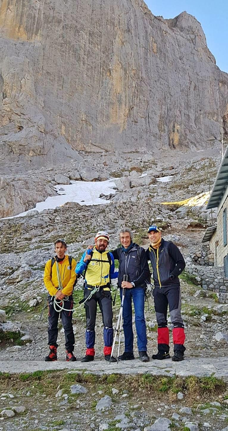 Antes del ascenso | Roldán, con otros montañeros.