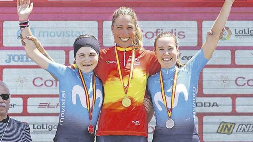 Mavi García con el maillot de campeona de España, entre Eider Merino y Alicia González.