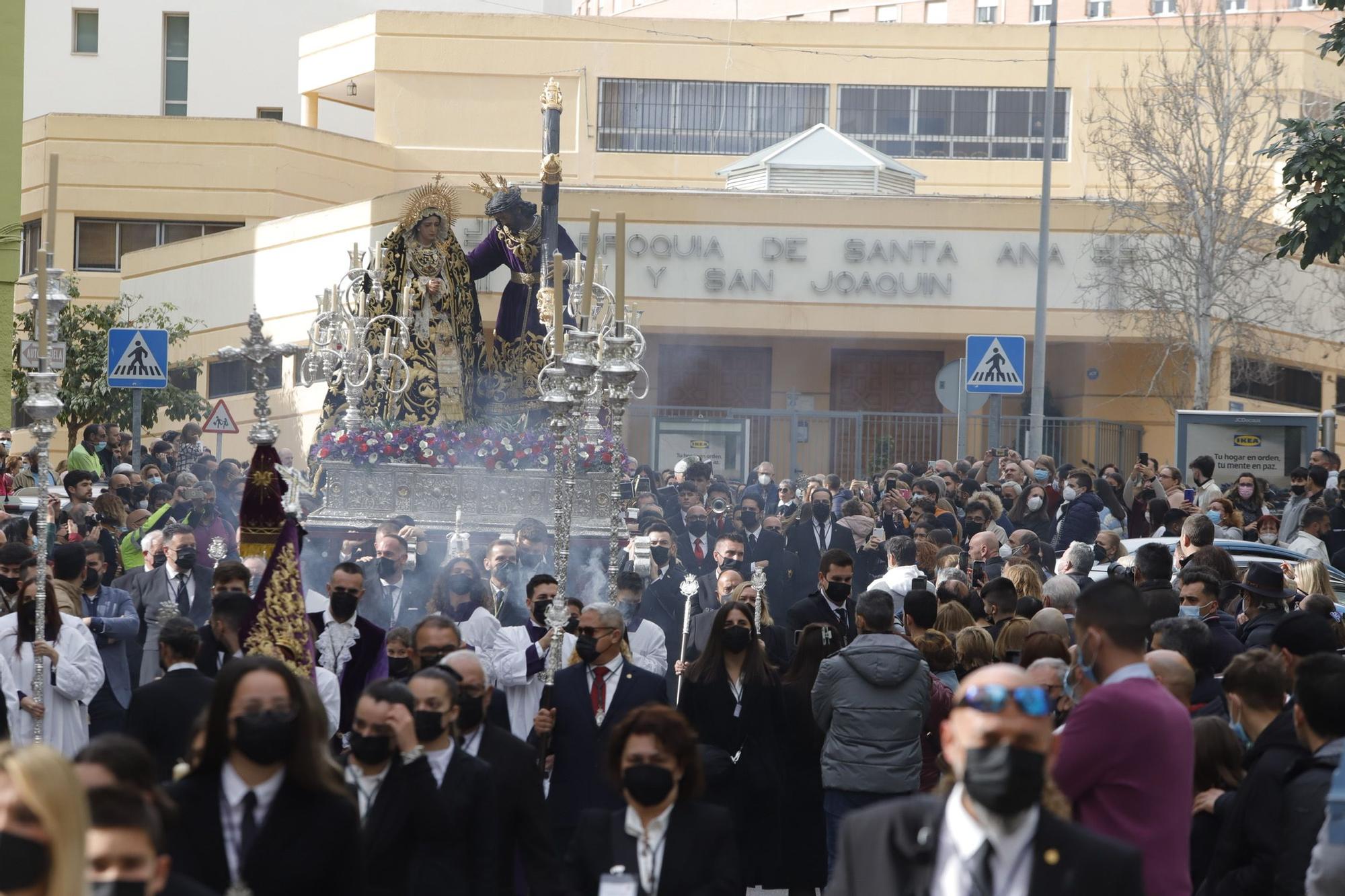 En Nueva Málaga, con más de 13 horas de procesión por delante, el Nazareno del Perdón y la Virgen de Nueva Esperanza comenzaban su peregrinación.