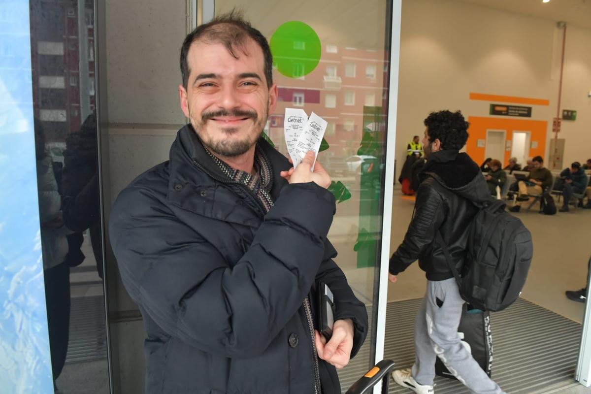 Serafín Rodriguez, afectado por la huelga de buses y trenes, con los recibos de sus gastos