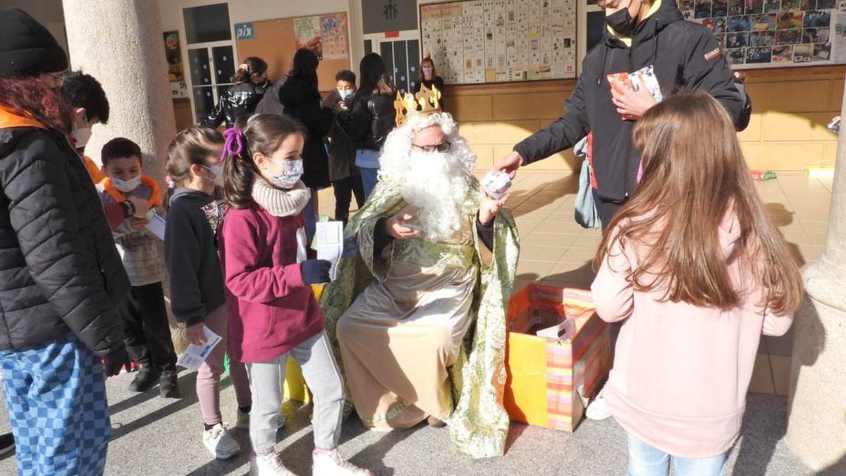 Los niños recogieron sus regalos.   | // FERNANDO CASANOVA