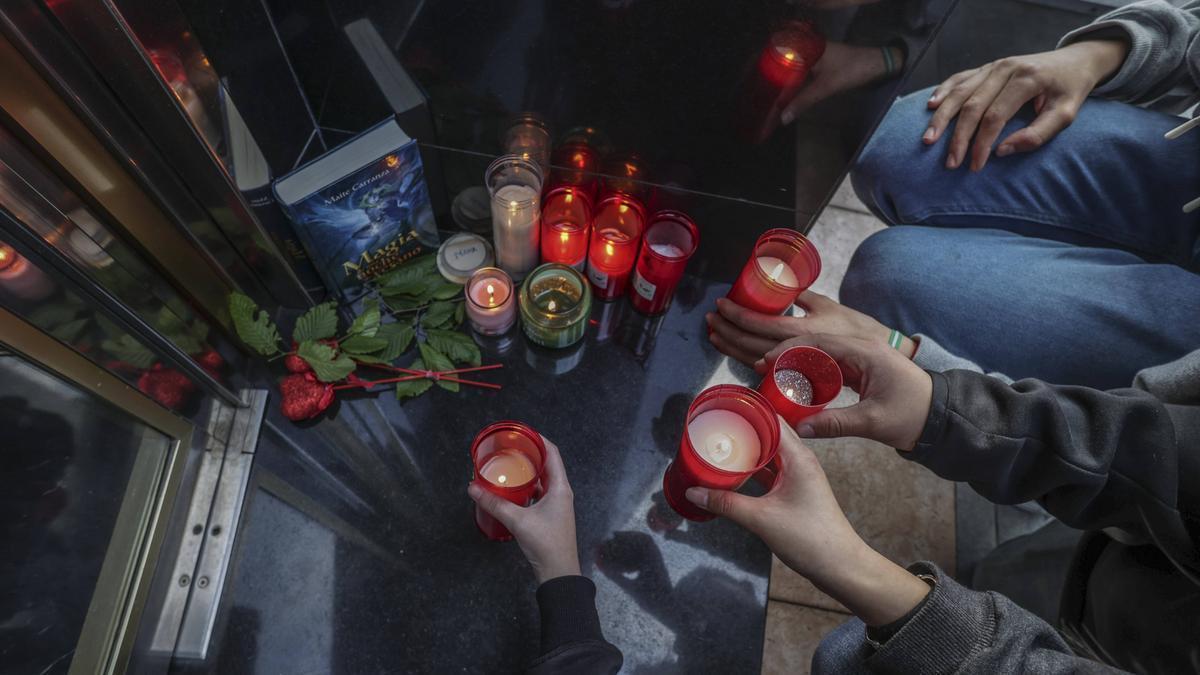 Compañeras de las niñas fallecidas colocan velas en el portal de su casa de La Ería, el pasado mes de mayo.