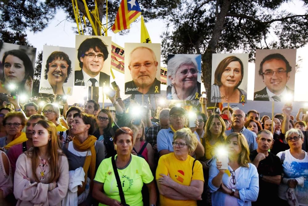 Una multitud omple Lledoners com mai en la vigília de 1-O