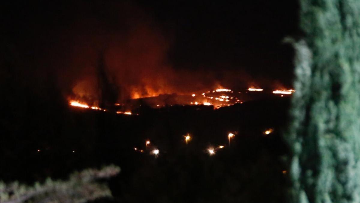 Los bomberos extinguen cinco fuegos de pastos en seis horas