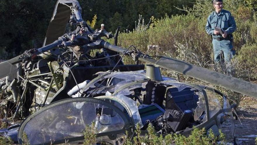 Tres muertos  al estrellarse un helicóptero en  un monte de Sevilla