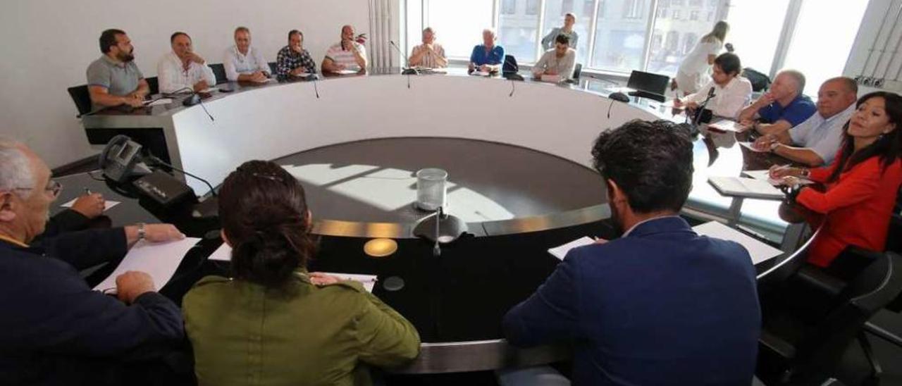 Los mandatarios dezanos, en Lalín, en una reunión sobre un plan provincial de residuos. // Bernabé/Gutier