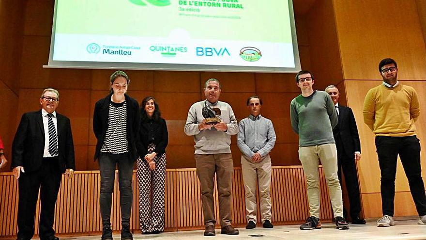 Els representants de la Granja Mas Bes, recollint el premi. | DIARI DE GIRONA