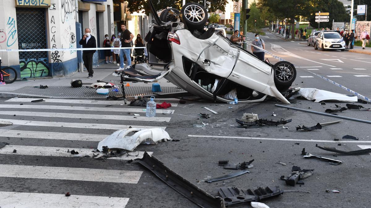 Espectacular accidente en la ronda de Outeiro con un coche precipitado a la calle Caballeros