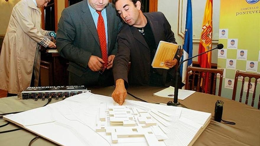 El alcalde y el vicerrector de Pontevedra, con la maqueta del Edificio das Artes, que se ubicará en Tafisa.