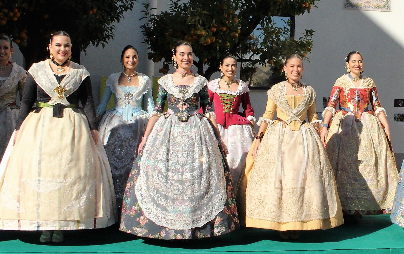 Falleras mayores y cortes recuperan el moño único... y unos segundos sin mascarilla