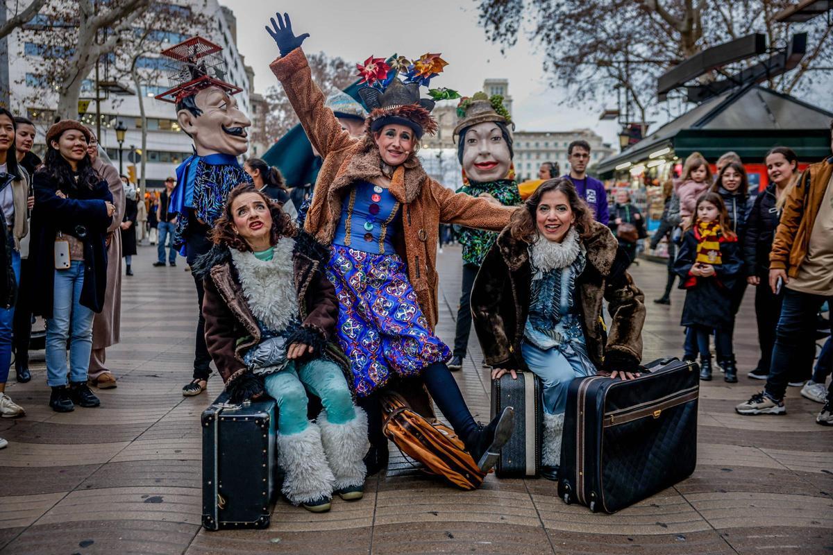 Cercavila de incio del Carnaval de Barcelona. El recorrido ha empezado al inicio de la Rambla para dirigirse al Palau de la Virreina, donde ha habido un espectáculo y una 'taronjada' ( confeti y globos)