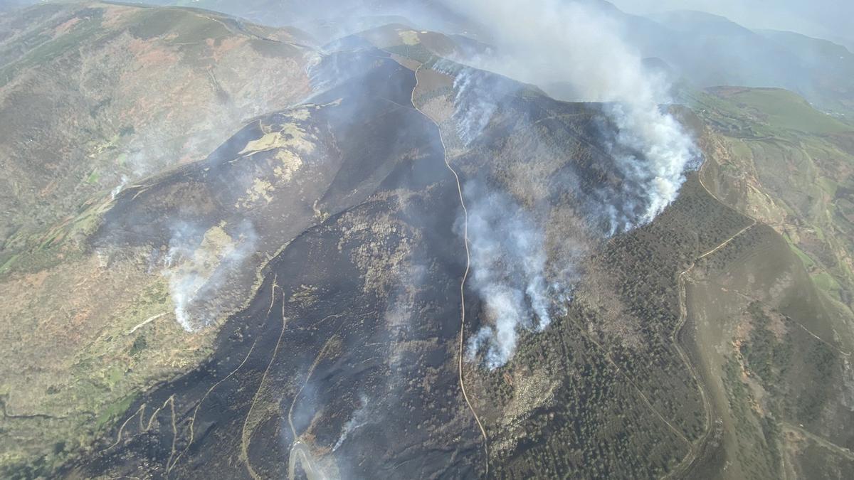 Vista aérea del incendio de O Courel