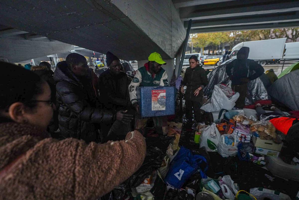 Los desalojados del B9 acampan bajo el puente de la C-31 en Badalona para protegerse de las lluvias intensas Los desalojados del B9 acampan bajo el puente de la C-31 en Badalona para protegerse de las lluvias intensas