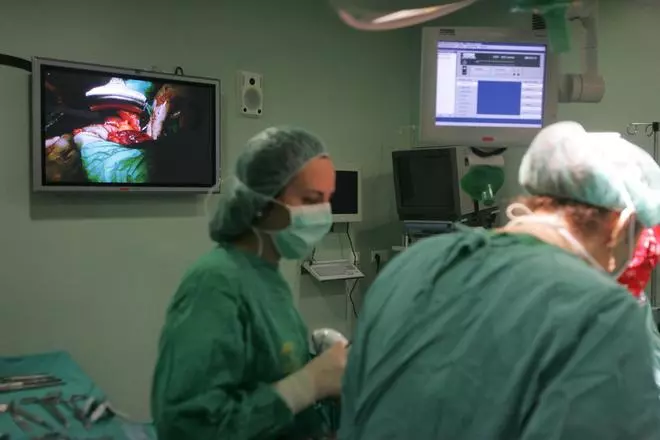 Casi 14.000 pacientes esperan para ser operados en el Reina Sofía, un 30% más que hace un año