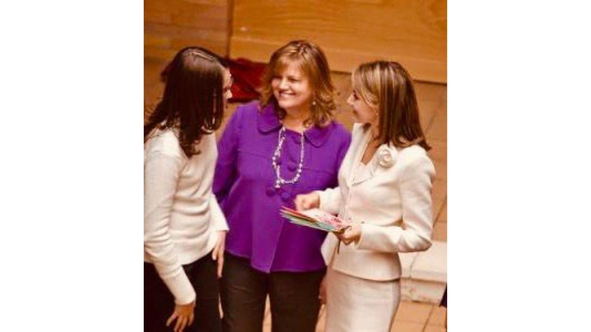 Caty León, con la entonces Princesa de Asturias, Letizia Ortiz, en la inauguración de la Biblioteca Francisco Mansilla en el año 2008.