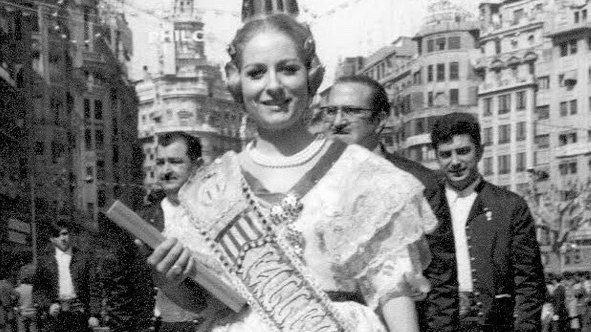 Concha Márquez Piquer, con 23 años, como fallera mayor del Pilar