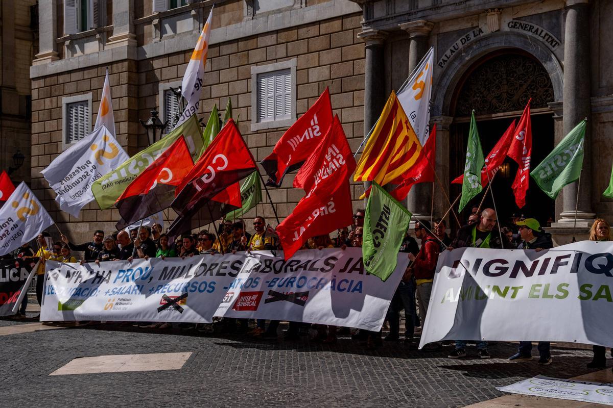 Docentes en huelga se manifiestan en la plaza de Sant Jaume de Barcelona, el 16 de marzo de 2026. Docentes en huelga se manifiestan en la plaza de Sant Jaume de Barcelona, el 16 de marzo de 2026.