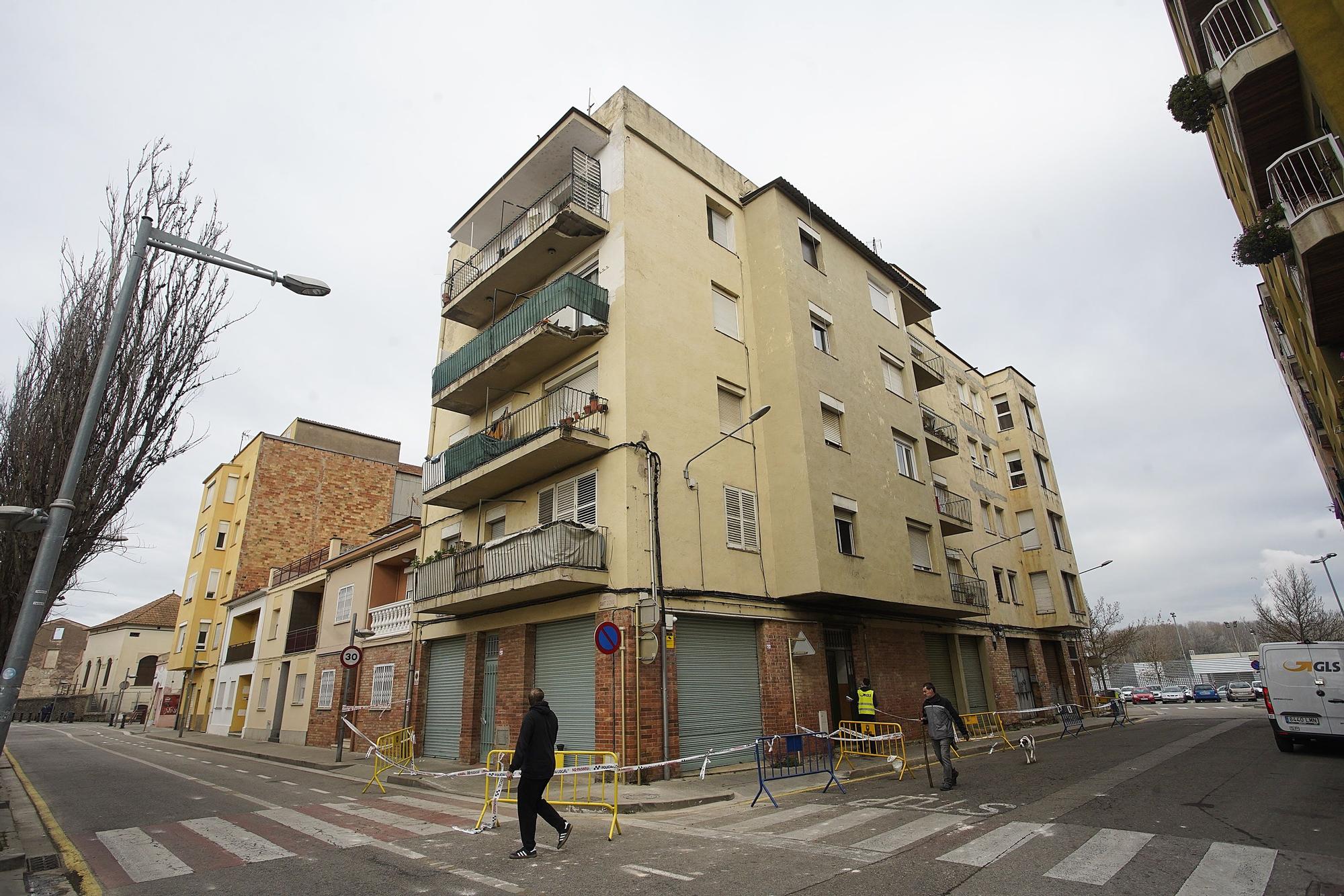 Es desprenen parts de dos balcons d'un bloc de pisos de Salt