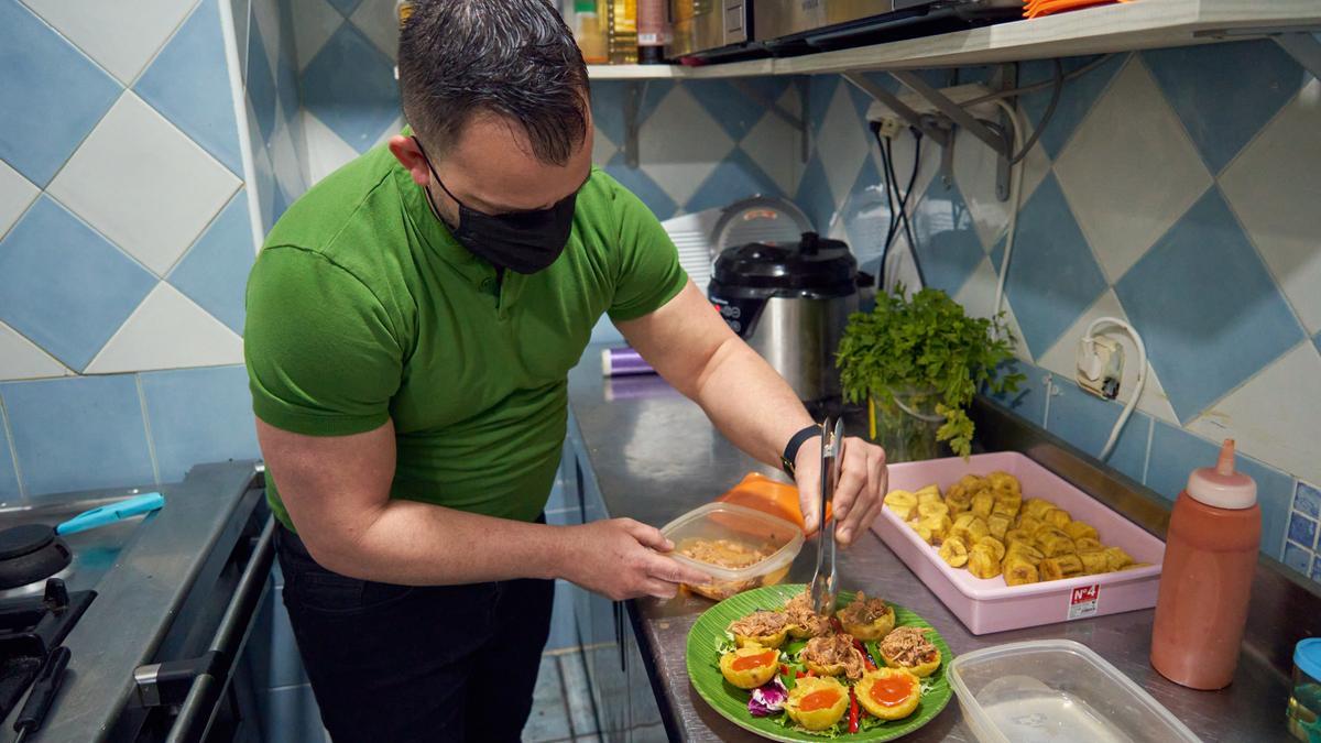 Ariel Vega, propietario del restaurante cubano Capricho Habanero, prepara un plato en su cocina.