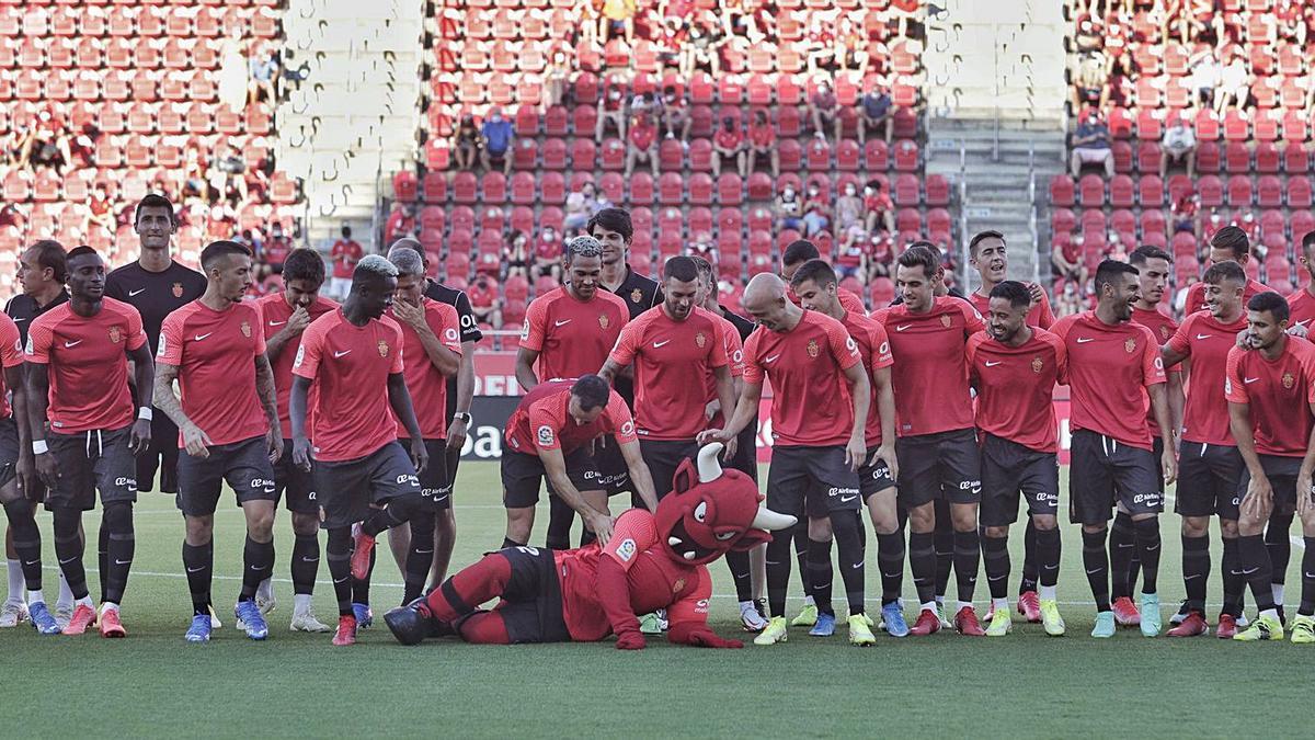 Los jugadores del Mallorca bromean con la mascota Dimonió durante la presentación celebrada antes del encuentro. | RCDMALLORCA