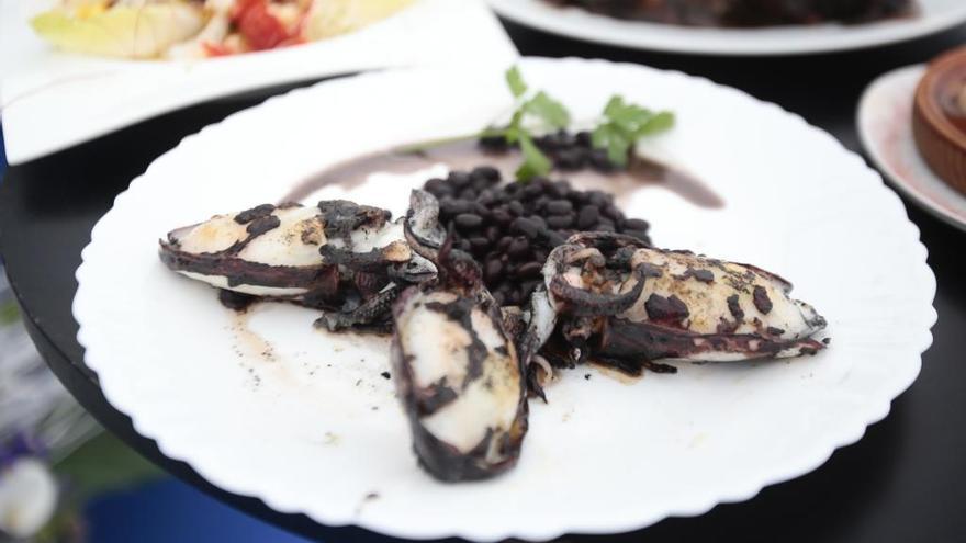 Un plato de chocos en una fiesta gastronómica. // A. I.