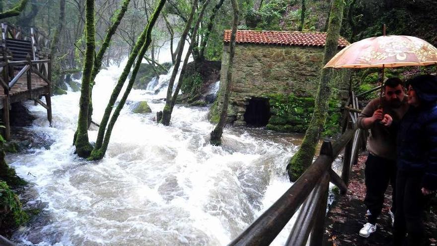 Las Fervenzas de Pedrafita, en el río Valga, ayer. // Iñaki Abella