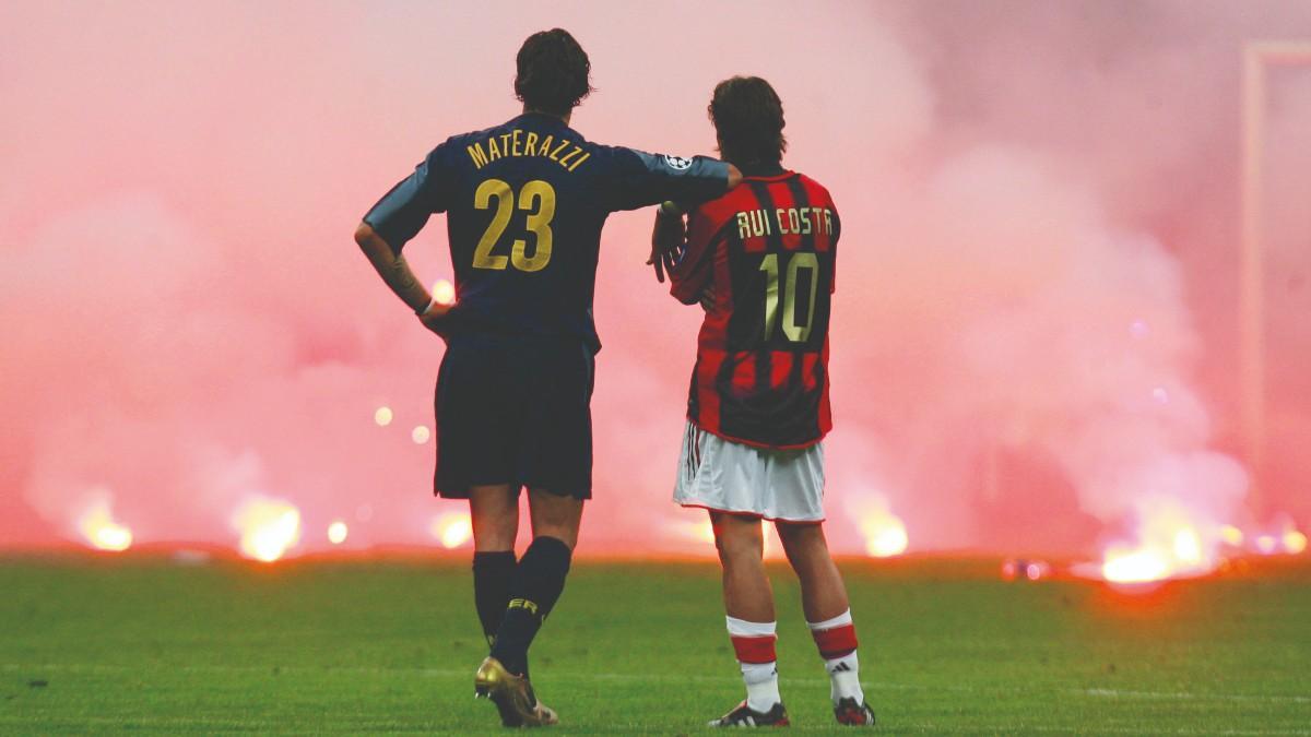 Rui Costa y Materazzi, en una foto legendaria de los cuartos de final de la Champions League 2004-05