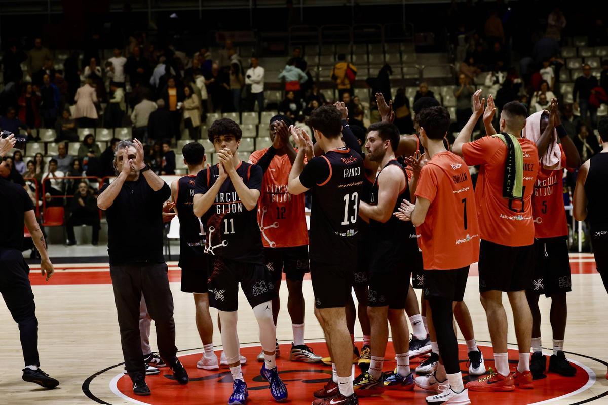 Técnicos y jugadores del Círculo Gijón aplauden a los aficionados tras el descenso.