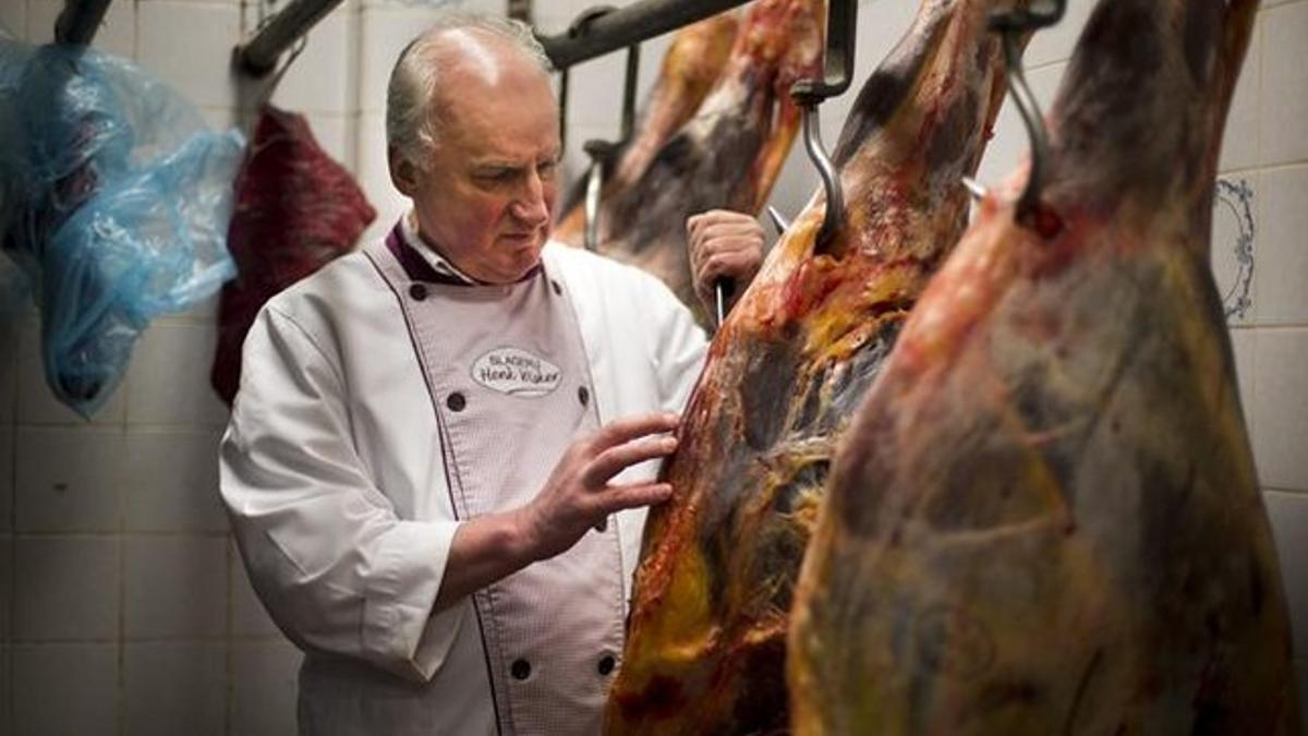 Un carnicero manipula carne de caballo en Holanda.