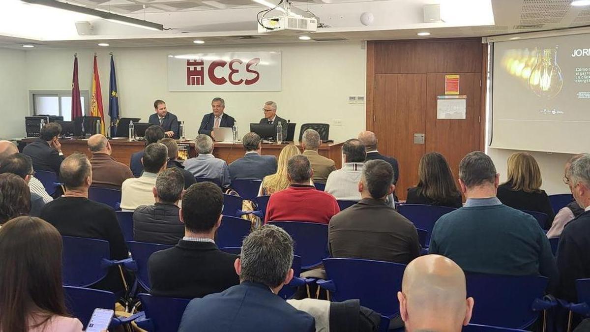 El consejero, Juan María Vázquez, junto al presidente de AREMUR, Francisco Espín, durante la celebración de la Jornada Informativa sobre Certificados de Ahorro Energético (CAE), el pasado mes de marzo.