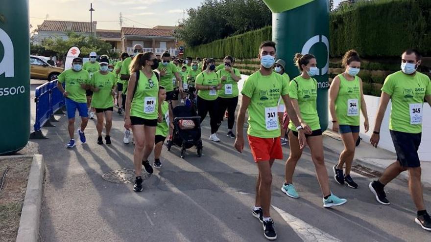 Más de 500 perdonas participaron en Almassora en la primera marcha de la Asociación Española Contra el Cáncer.