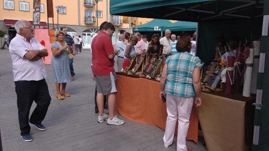 Unos curiosos en una edición anterior de la Feria de Artesanía de San Mateo.