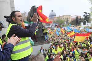 El presidente de la Plataforma Nacional por la Defensa del Transporte, Manuel Hernández (i), se dirige a los asistentes a la manifestación celebrada este viernes en Madrid.