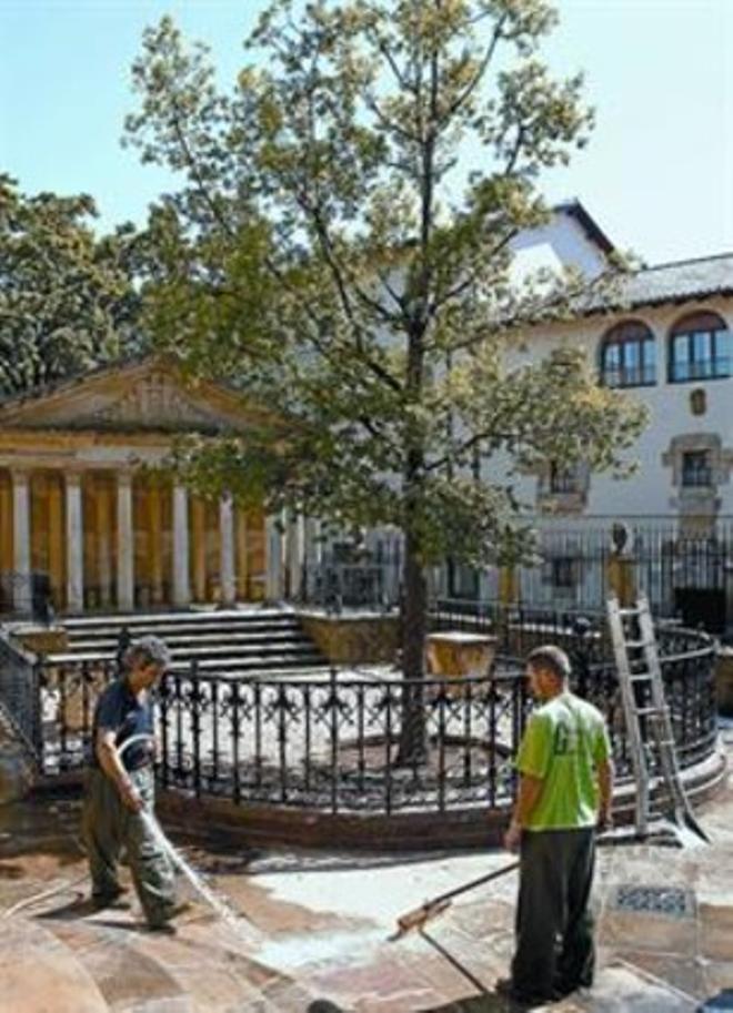 Tareas de limpieza frente a la emblemática Casa de Juntas de Gernilka.