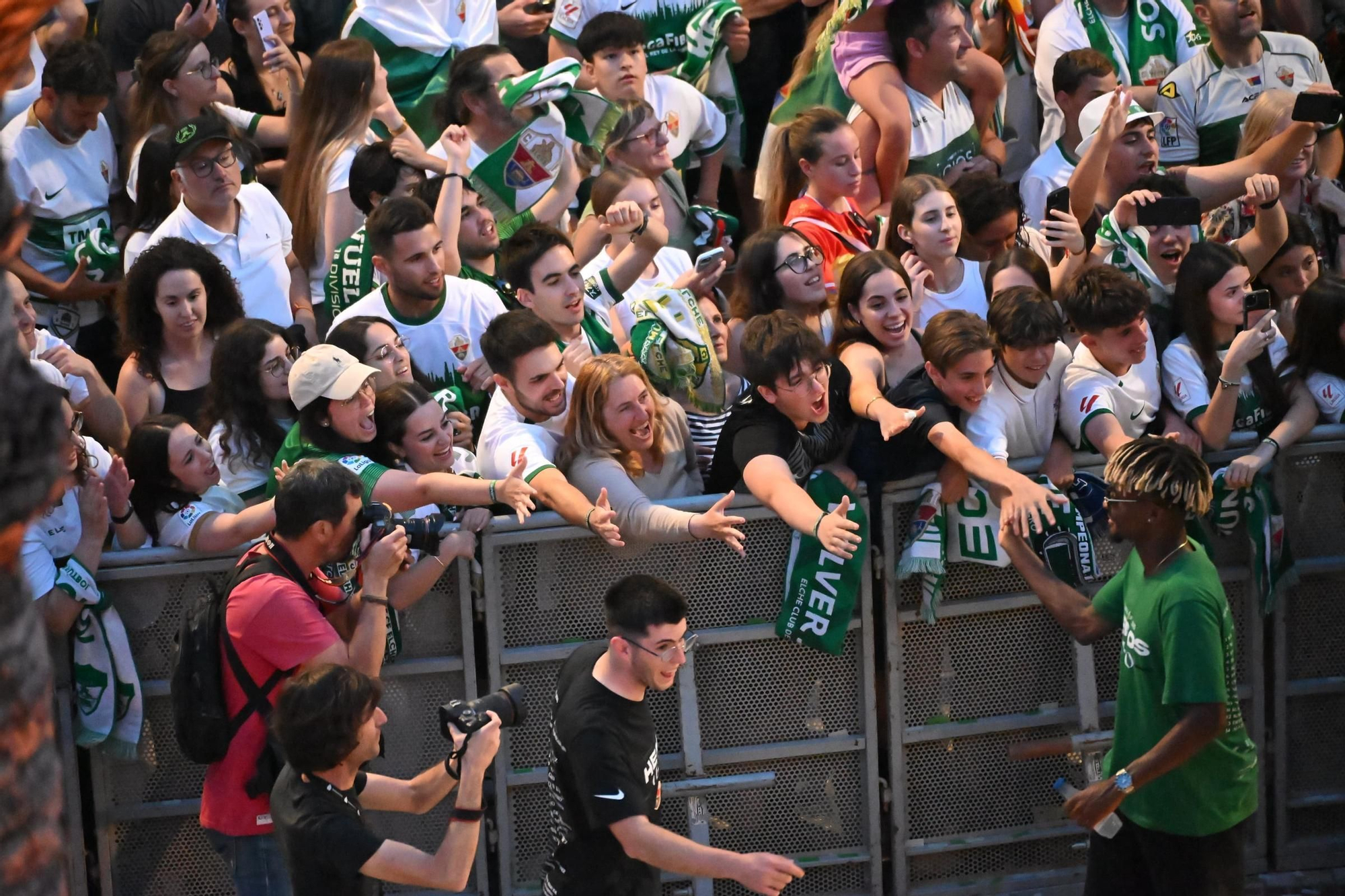 El Elche CF celebra el ascenso a Primera con una rúa en autobús hasta la Plaça de Baix