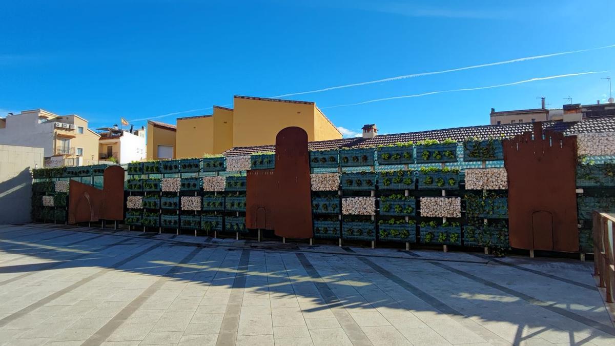 El Ayuntamiento ha renovado el jardín vertical de la plaza del Alto Palancia.