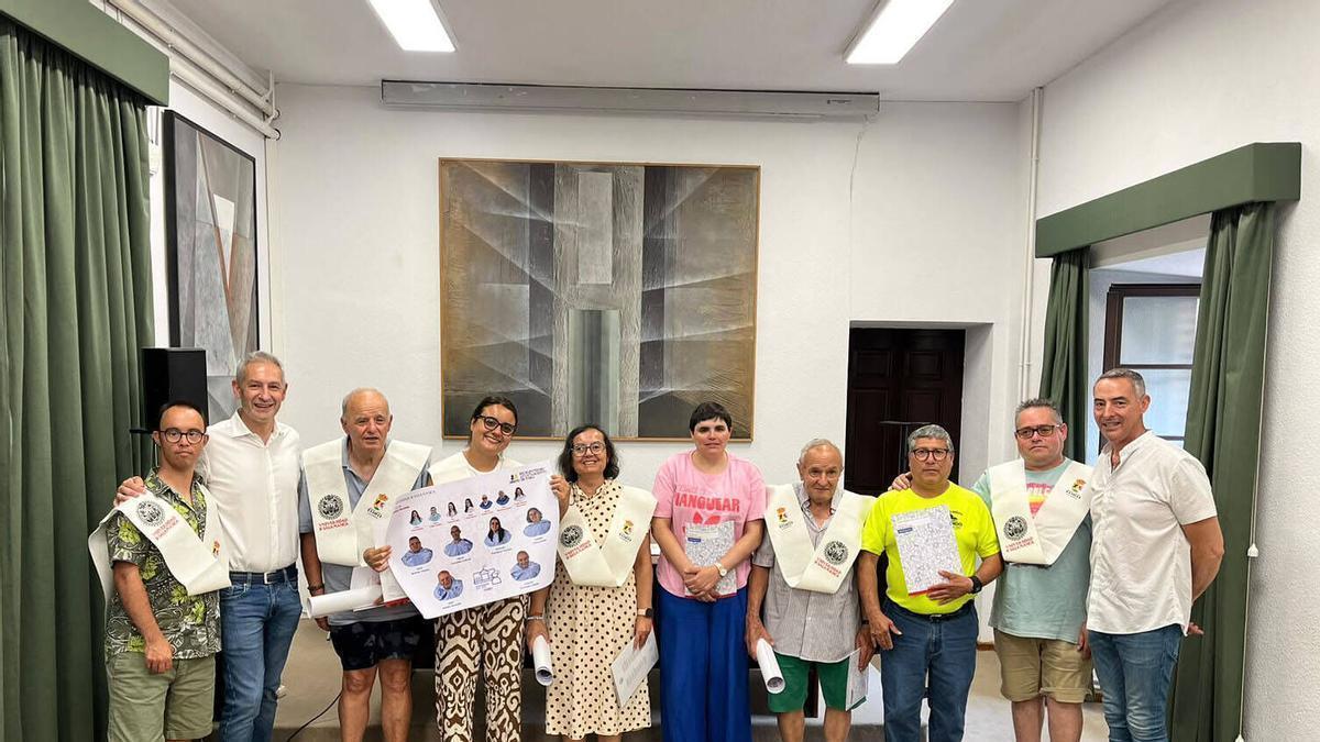 Alumnos de UniverUSAL, junto con el alcalde Carlos Rodríguez y el director técnico de Asuntos Sociales de la Universidad de Salamanca, José Ángel Gallego González, en Toro