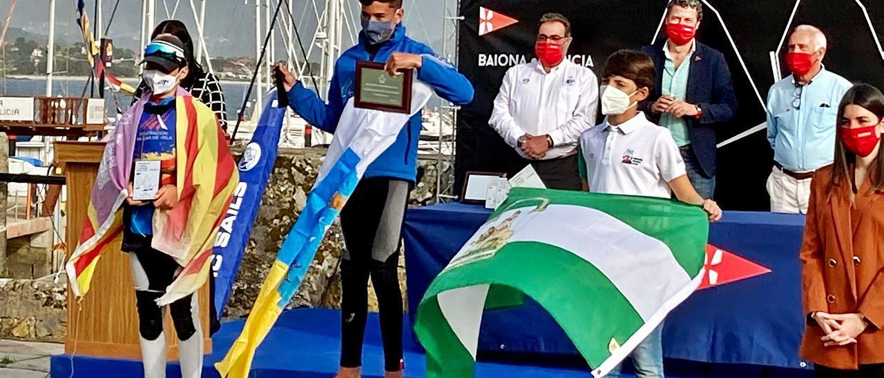 Fernando Benítez, en lo más alto del podio con la bandera de Canarias como campeón de España, ayer en Baiona. | | LP/DLP