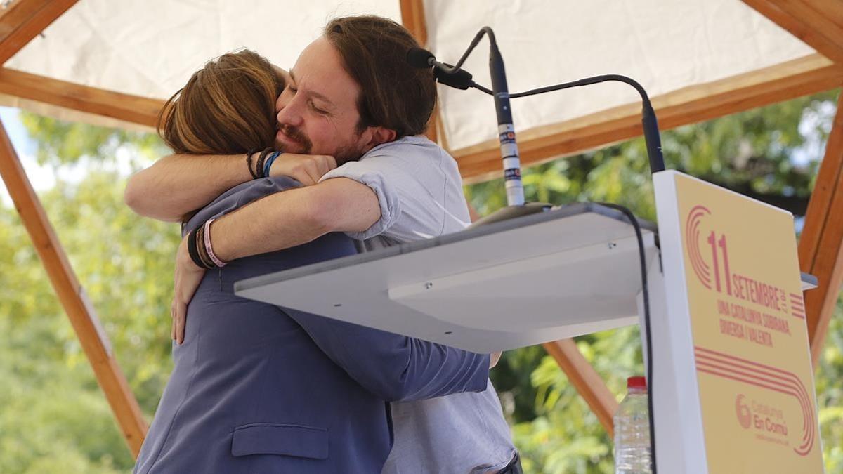 Ada Colau y Pablo Iglesias se funden en un cariñoso abrazo.