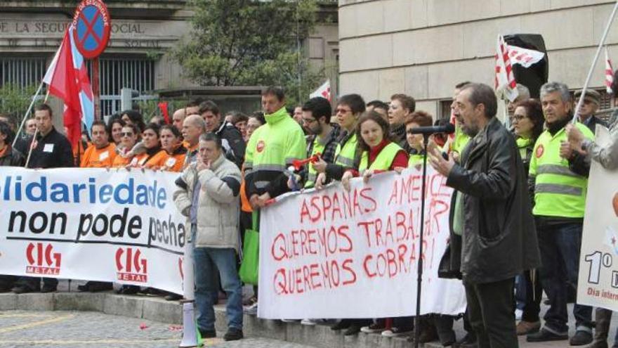 Trabajadores de T-Solar y Amencer Reciclado escuchan la intervención de Etelvino Blanco.  // Iñaki Osorio
