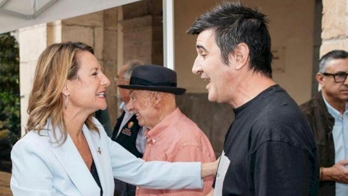 Begoña Carrasco, alcaldesa de Castelló, junto a un castellonense.