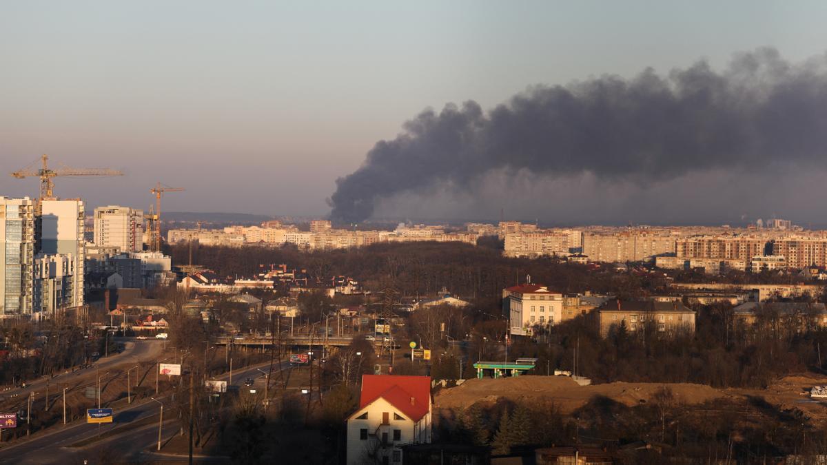 Una gran columna de humo, visible sobre Leópolis tras los bombardeos del ejército ruso.