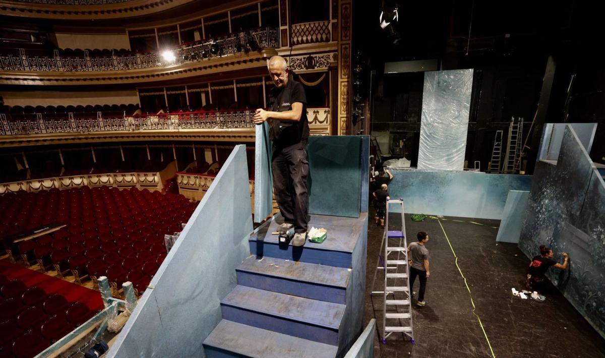 El teatro Campoamor, ayer, en el inicio del montaje del decorado del «Manon», el primer título de la temporada lírica. | Irma Collín